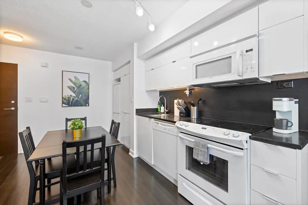 Sun-Filled Downtown Condo By Toronto'S Sports Hub